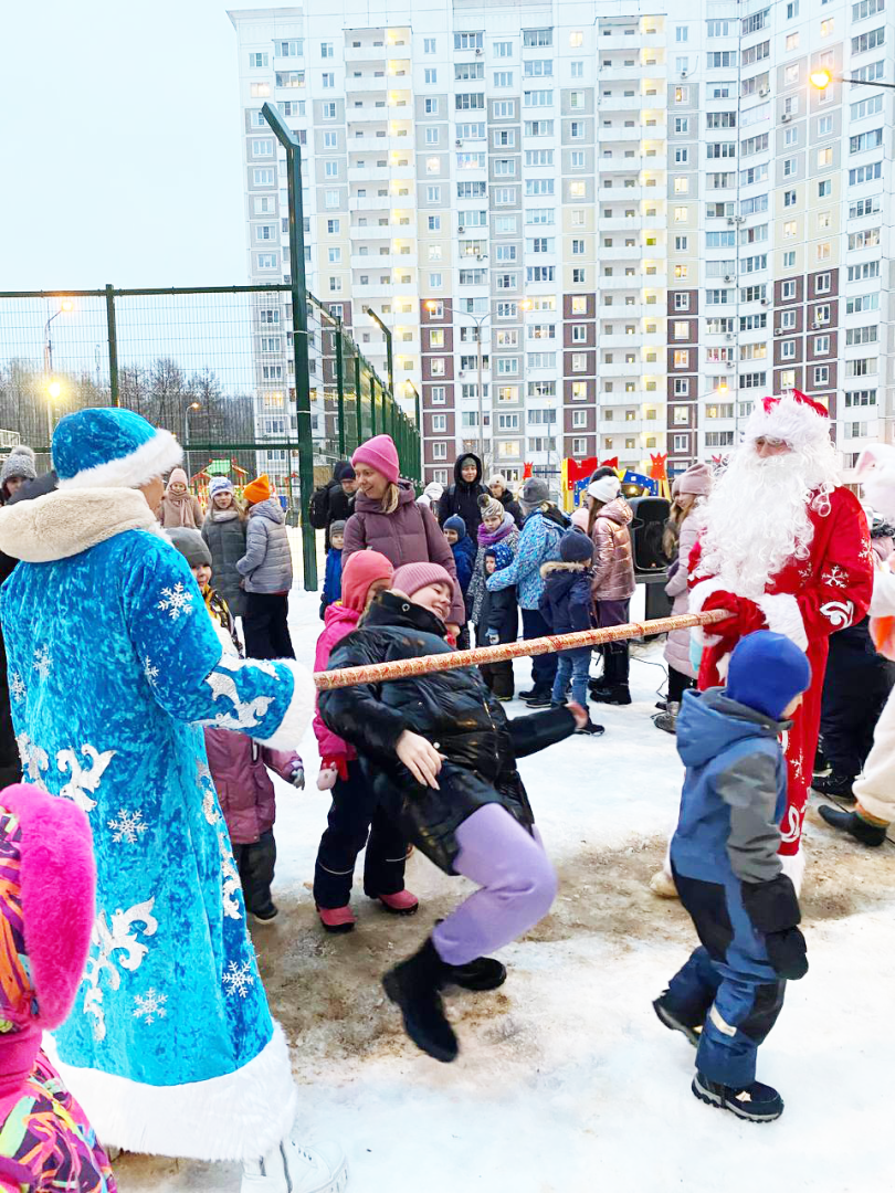 Новогоднее представление с Дедом Морозом и Снегурочкой для жителей