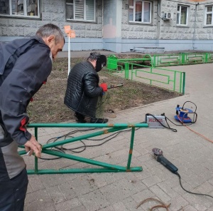 Провели работы по восстановлению газонных ограждений на улице Речная у дома № 9